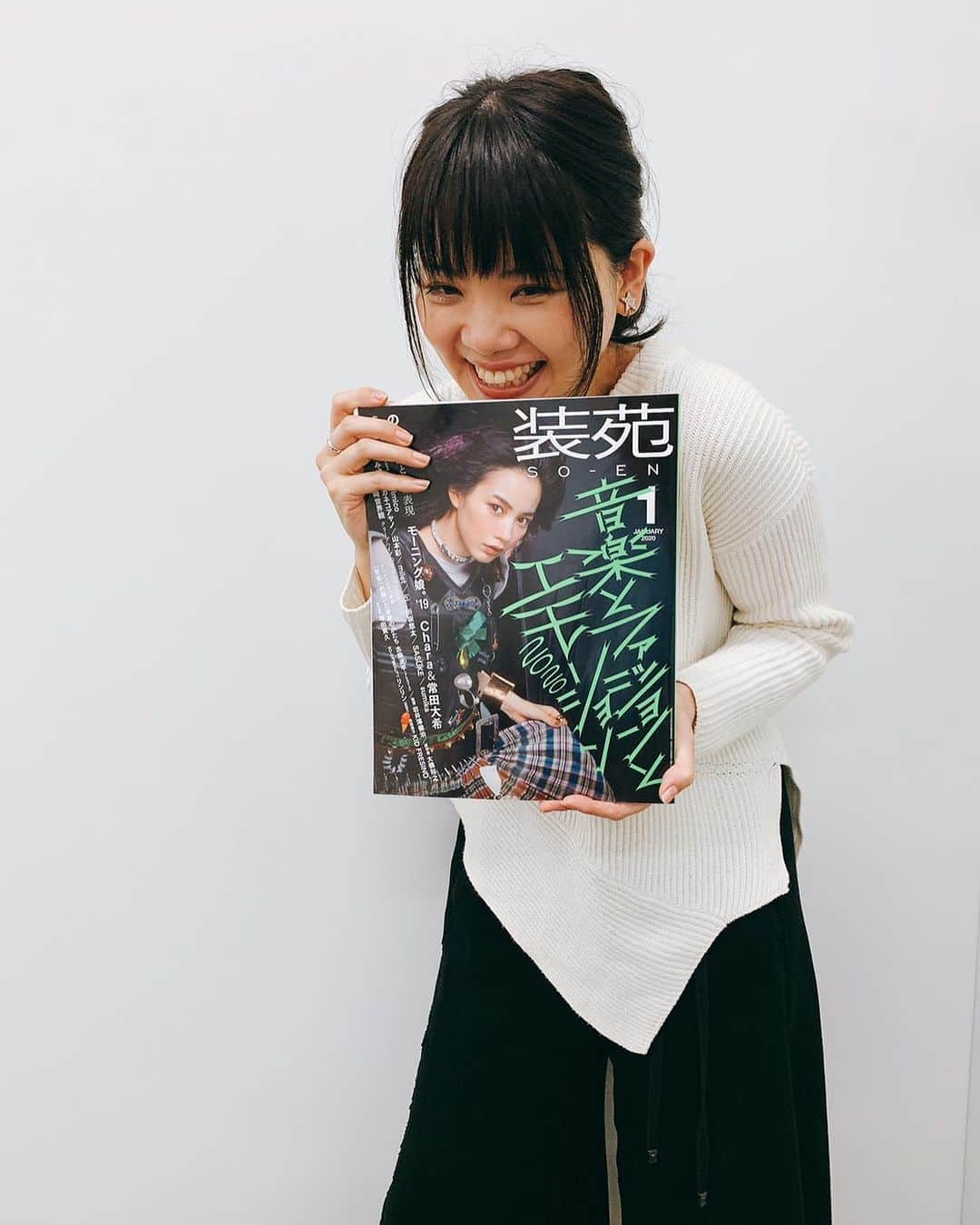のインスタグラム：「『装苑』 1月号撮影めっちゃ楽しかった！﻿ ぜひぜひご覧あれ！﻿ またやりたいなぁ🧡💛❤️﻿ 撮影テーマや、各ページの題字も考えましたよ💝💝💝﻿ 装苑を見た山下の感想﻿ 「お前、やってんなぁ✨」﻿ 水野の感想﻿ 「どんどんやりなさい👨‍🏫❗️」﻿ 🍀﻿ 🍀﻿ 🍀﻿ 吉岡聖恵が語る音楽の“花”のものがたりをコラージュで表現した、﻿ まるで絵本のようなビジュアルストーリーが完成しました🌸﻿ どうぞお楽しみに﻿ 『装苑』 2020年 1月号 (11月28日発売)﻿ #いきものがかり吉岡聖恵 /音楽の花のものがたり」