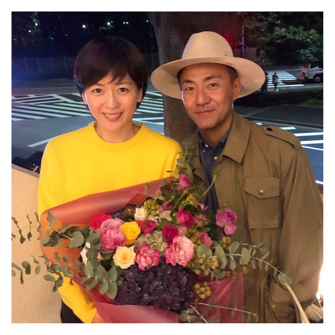 中山忍さんのインスタグラム写真 - (中山忍Instagram)「笑顔になれるニット✨  ひと目見た瞬間から その可愛さに心を奪われ その手触りにうっとりし 着るたびに笑顔になれる  @maisoncarree.jp  素敵ニットを作る人 友人こうちゃんが 舞台お疲れさまと花束を プレゼントしてくれました 可愛いね💐 ありがとう  #ある日の思い出  #カシミア #キャンディーカラー #イエロー」12月1日 11時46分 - _shinobu_nakayama_