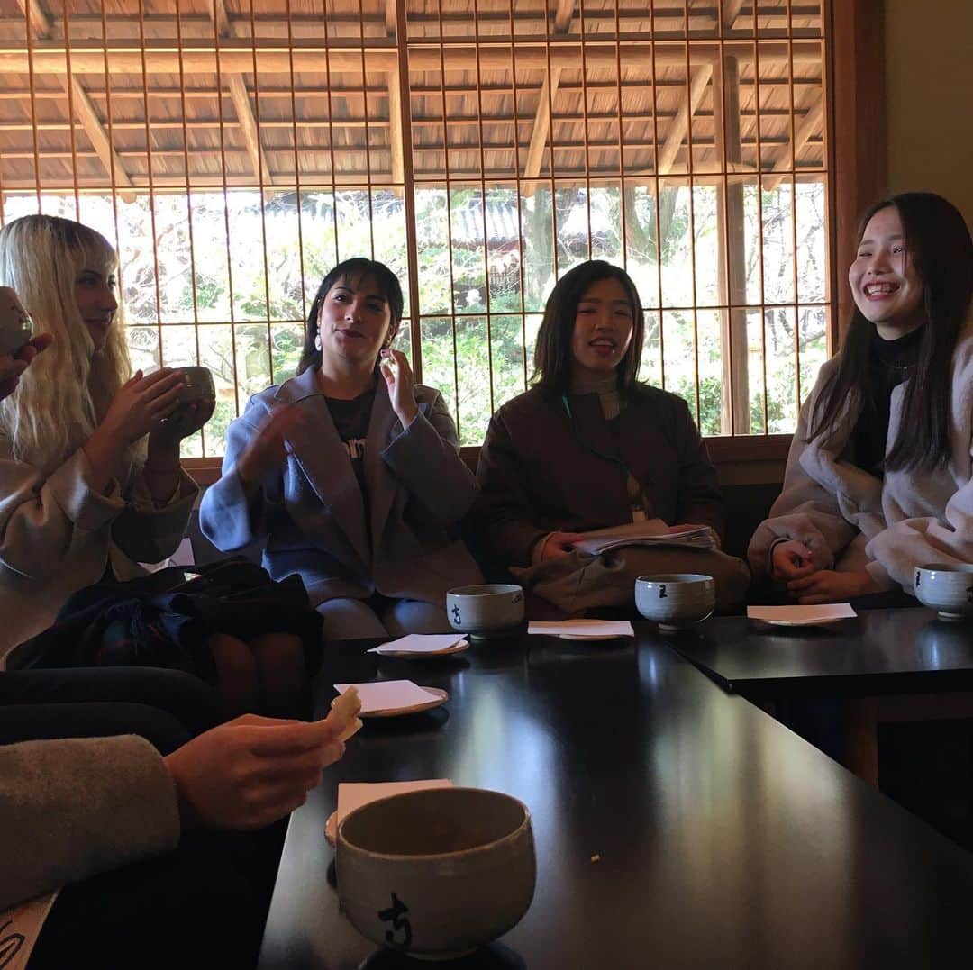 ハルカス大学さんのインスタグラム写真 - (ハルカス大学Instagram)「極楽浄土の庭にてお抹茶体験中 #shitennoji #maccha #garden #四天王寺ツアー」12月1日 11時47分 - harudai.jp