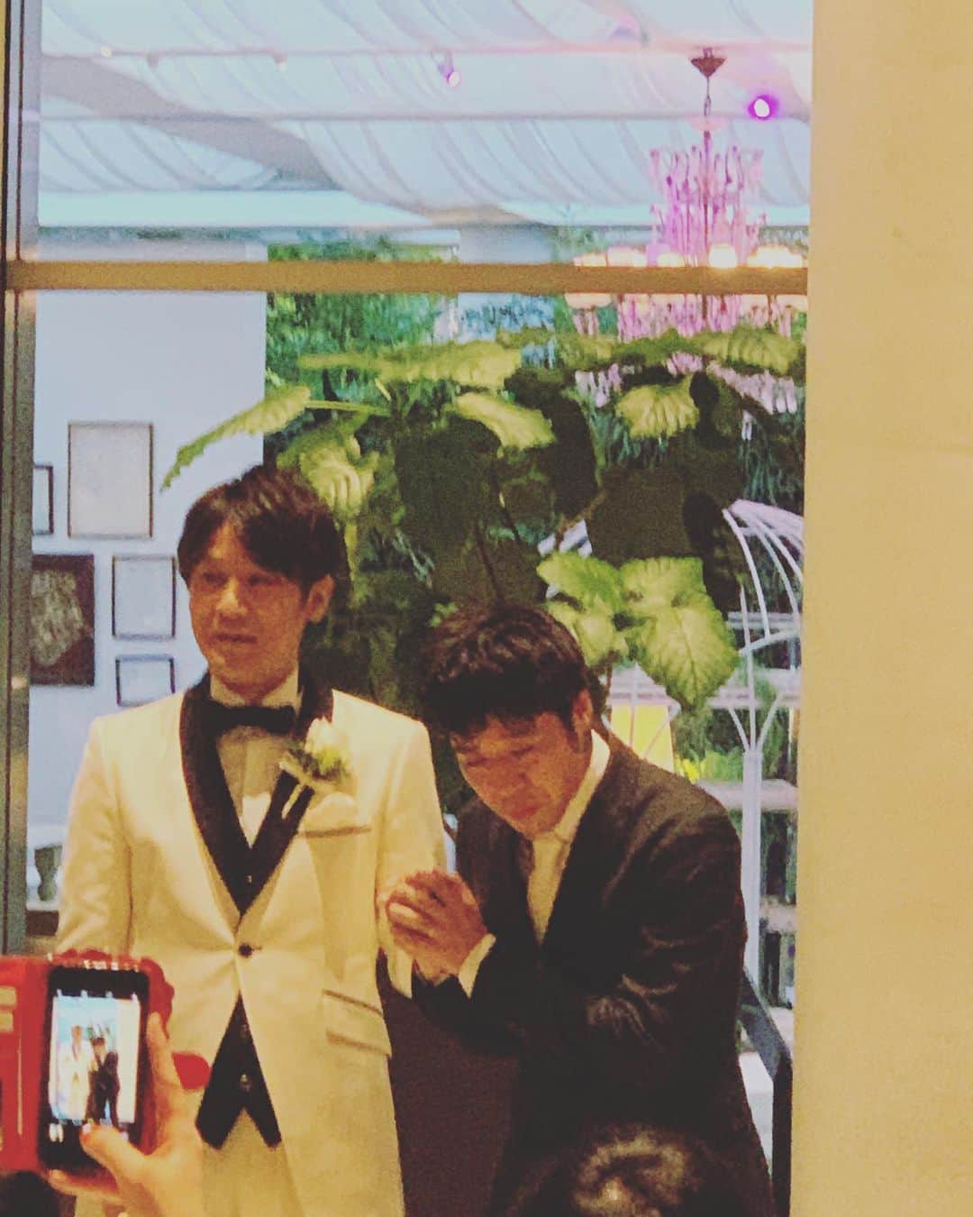 毛利大亮のインスタグラム：「SETOおめでとう！ほんまに。 泣いた。。ほんまに泣いた。。よかったよ。 よしたかの結婚式はお色直しは瀬戸が。 瀬戸の時はよしたかが。 スマイルでした。 #スマイル #結婚 #ウェディングフォト  #吉本興業 #途中無茶苦茶怖い顔してた #みんな気付いてた #あの写真は出していいのか迷ってる #涙スピーチ #ありがとう」
