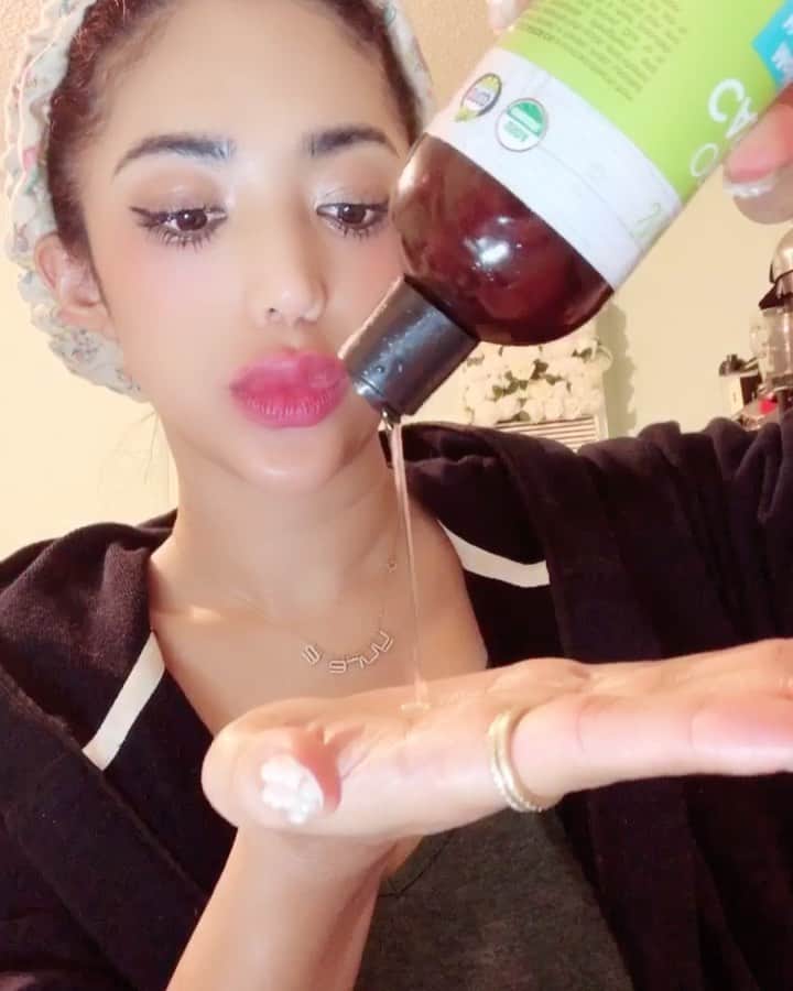 ユリサのインスタグラム：「まつげについてよく聞かれるのでマツ育ルーティンをビデオにしました🌸  まず、オーガニックのキャスターオイルでアイメイクを落とします👁‍🗨✨ キャスターオイルは重ーいテクスチャーのオイルで、ネットネトのベットベドになるから気をつけて！笑 調子にのって顔全体に塗っちゃったけど、前に顔全体に使ってたらうぶ毛が濃くなって以降、普段はまつ毛と眉毛と生え際のみに使ってます🤘🏽😛 . そして、使い始めてからグンとまつ毛が濃くなったのはこのまつげ美容液… ロダンアンドフィールズのラッシュブースト！！！！！❣️ 沢山質問もらってたけど今まで答えてなかったのは、日本では未発売だったから💔 でも、ロダン＋フィールズコンサルタントから購入する事ができる事が分かったので、気になる方はYukaさんが質問に答えてくれるよ➩@yun58beauty 通販サイトで偽物が流出しているので気をつけてね⚠️ . 眉毛は @fuji_cosmetic_ink のおかげでノーメイクでもバッチリ🙆‍♀️💗」