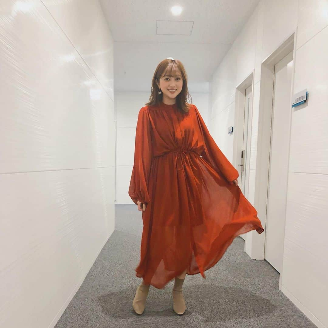 菊地亜美さんのインスタグラム写真 - (菊地亜美Instagram)「. 今日から12月が始まりましたね☃️❄️ 朝から名古屋で大徳さんの生放送に出演させていただきました〜☺️💓 衣装は #akte の赤の（テラコッタカラー）ワンピースにしたので、メイクはマスカラもリップもブラウンにして落ち着いた感じにしてみました🥨 リップは #toone の #トーンペタルエッセンスカラーバター の03番 💄 今年も残り1ヶ月🌈 突っ走っていきましょう❤︎❤︎」12月1日 11時56分 - amikikuchi0905