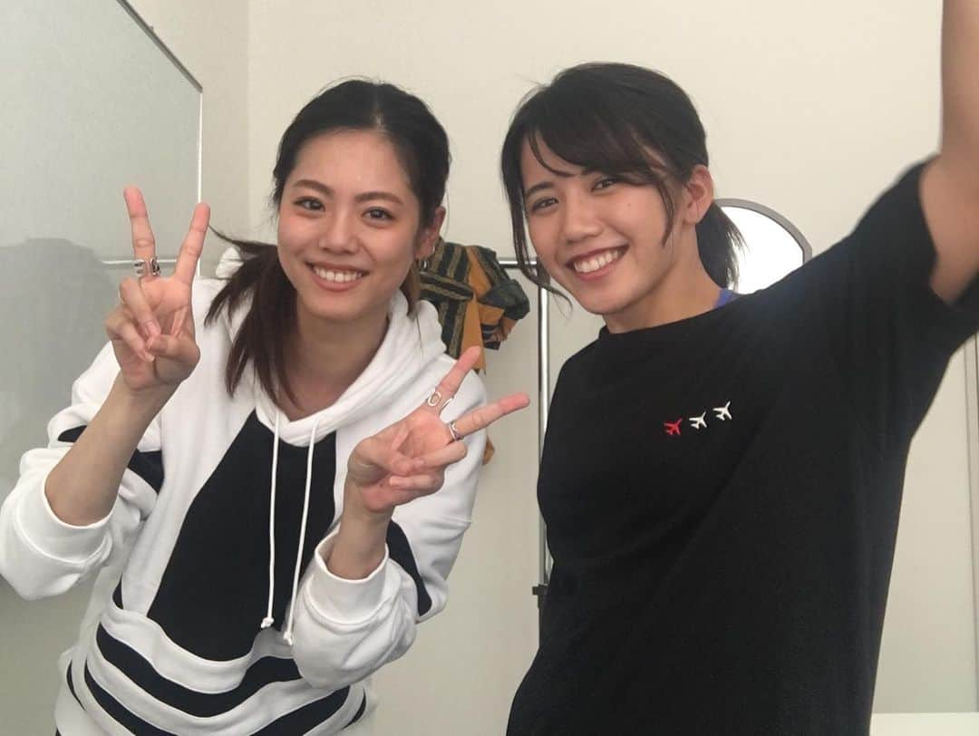 坪井保菜美さんのインスタグラム写真 - (坪井保菜美Instagram)「イオンモール四條畷 新体操 トークショー  イオン新体操クラブ 去年引退し、現在コーチをしているさくらちゃんと、 現役選手るりちゃん、あいのちゃんとトークショーをしてきました！  新体操の選手は、お辞儀や階段の上り下りまで綺麗だなぁと後輩を見て改めて感じました。笑  私も新体操離れて長いので、ふとした時の姿勢、、 気を付けようと思います😅  新体操という競技、魅力、また北京オリンピックまでのお話や、現役の子達の日頃の練習の様子やこれからの意気込みなど、内容の濃いトークショーとなりました‼️ ・ ・ 2枚目は、パルクールアスリートの泉ひかりちゃん♩ ・ サスケ女版！クノイチで一緒になって以来のお友達。 ここでも一緒になれるとはー❤︎と、控室でも仲良くお昼ご飯食べました🍱 次はクノイチ会でお肉食べよう🥩笑 ・ イオンの皆様には、大変よくしていただきいつも感謝してます🙇🏻‍♀️ また来年もご一緒できる事願って日々頑張ります🧚🏻‍♀️ ・ あいのちゃん、るりちゃん！ 期待の個人選手なのでぜひ応援してね🇯🇵 ・ @aeon_japan  @adidastokyo  @adidas ・  #大阪 #イオンモール #イオンモール四條畷  #イオン新体操クラブ #トークショー  #デモンストレーション #新体操 #手具  #柔軟 #オリンピック #パルクール  #アスリート #スポーツ #イベント」12月1日 11時56分 - honamitsuboi