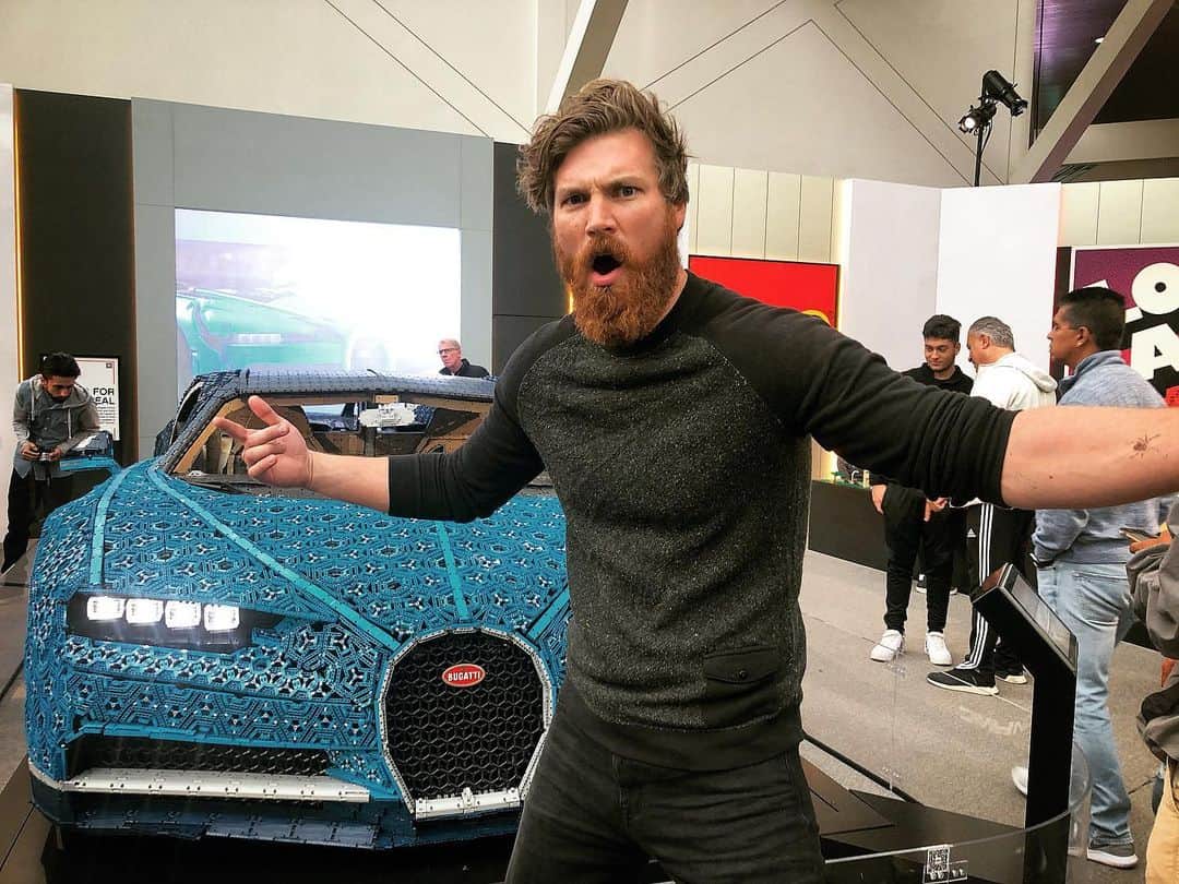 デレック・テラーさんのインスタグラム写真 - (デレック・テラーInstagram)「Had a blast at the LA auto show. Driving home in this brand new LEGO Bugatti! #iwokeupinanewbugatti #dollface」12月1日 11時57分 - derektheler