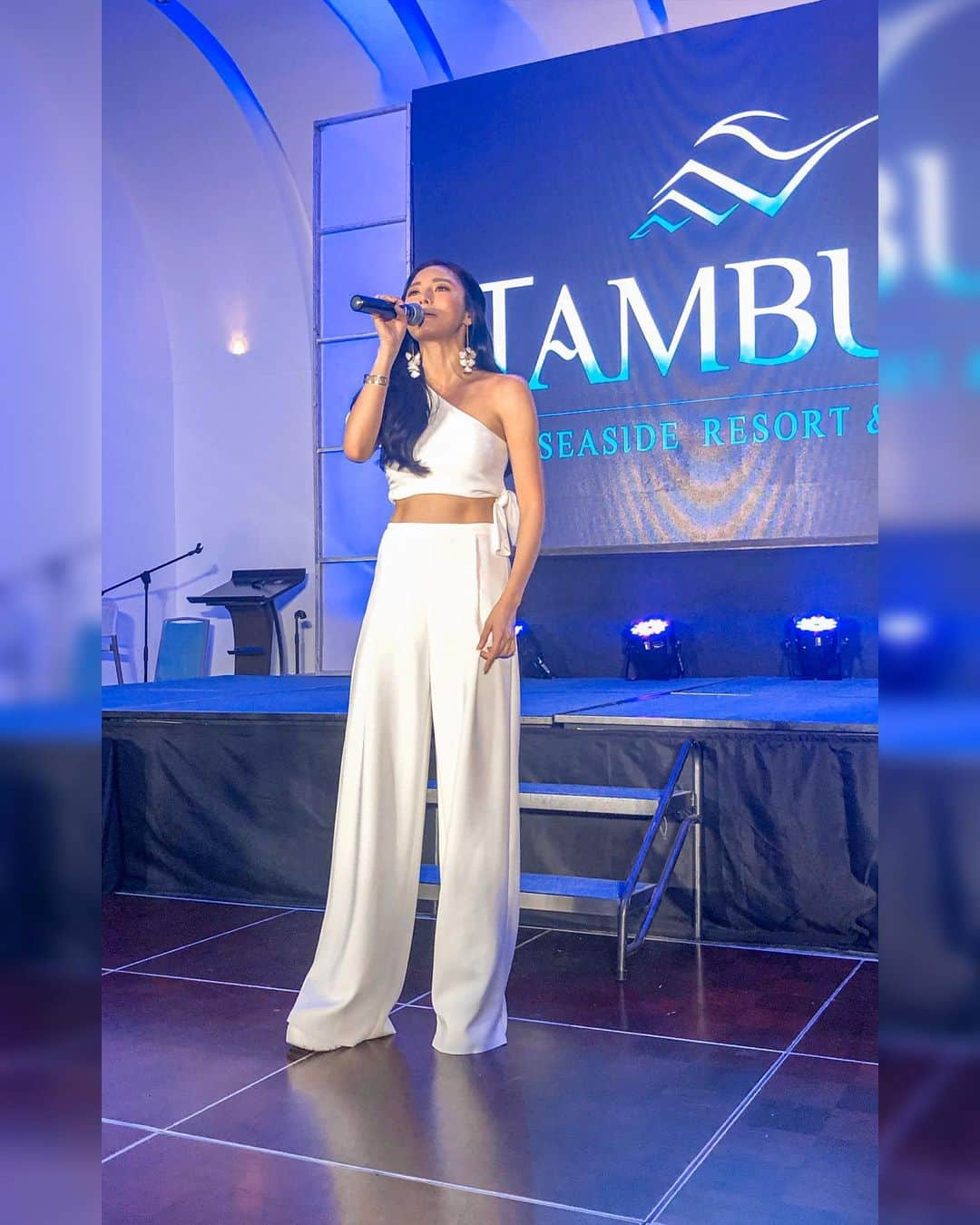 Kim Chiuさんのインスタグラム写真 - (Kim ChiuInstagram)「It always feels good to perform in front of my kapwa cebuanos!!! Kanang igka human sa kanta mag bisaya dayon nya balik napud!♥️ thank you @tambuliseasideresortandspa for having me last night and to @marytyatelier for my outfit!!! Thank you gaw and also to @pattyyap @haidzfernandez @edith.farinas ♥️」12月1日 12時06分 - chinitaprincess