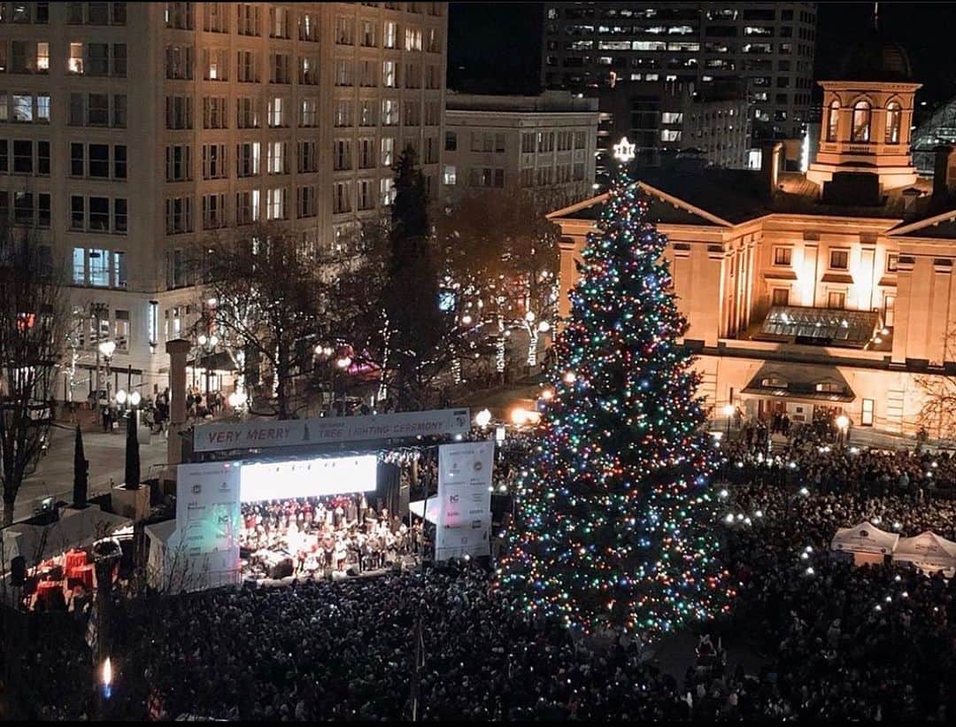 Portlandさんのインスタグラム写真 - (PortlandInstagram)「The tree is up at @thesquarepdx! Who plans to visit this Holiday Season?  #pdx #portlandnw #portland #holiday #tree」12月1日 12時08分 - portland