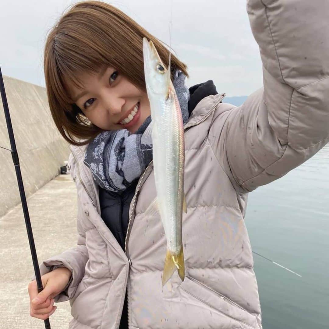 KBCテレビ「アサデス。」さんのインスタグラム写真 - (KBCテレビ「アサデス。」Instagram)「こんにちは、内村麻美です✨ 金曜日は、取材に行っていたため、更新することができませんでした😢すみませーん、、 先週、釣りにいってきました🎣 カマスを４匹ゲットしましたー！！！ そんな私。。最近、空気が乾燥しているせいか、喉の痛みに悩まされています。すごくつらいです。風邪かなぁ、、、 みなさんも、手洗いうがいはもちろん、身の回りを保湿することを忘れずに👏  今日は、第73回福岡国際マラソン選手権大会が行われます！！！天気が落ち着いてくれたらいいですね⛅️ 交通規制がかかると思いますので、お出かけされる方は気をつけてくださいね⭐️ #アサデス。#kbc#福岡#fukuoka#福岡国際マラソン」12月1日 12時09分 - asadesu_kbc