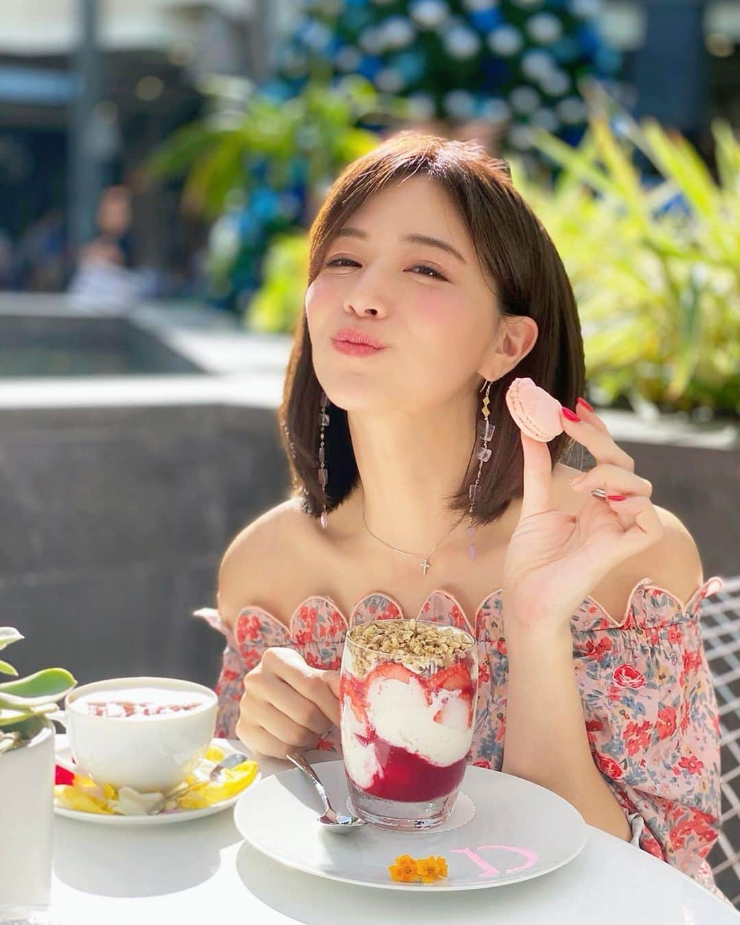 石井里奈さんのインスタグラム写真 - (石井里奈Instagram)「こんにちは❣️ . アラモアナセンターに行ったら、絶対行きたかったところ💕 Dior Cafe@alamoana❤️ . 最近日本でも流行りのDiorCafe☕️ ハワイのDiorCafeはかき氷とかパフェが食べれるんだけど、私はパフェをオーダー🥺💕 . 見た目がとにかく可愛くて可愛くて💕 可愛いものが好きな女の子はテンションあがること間違いなし🙆‍♀️✨ . アラモアナでお買い物して沢山歩いたあとに一休みするのに最適です👌 . 今回はハワイのおすすめスポットを巡るお仕事なので、私のインスタでも沢山紹介する予定です🤗✨ お楽しみに❣️ . #diorcafe #dior #hawaii #alamoanacenter #alamoana #アラモアナ #ハワイ旅 #ハワイ旅行 #ディオール #ディオールカフェ #ハワイ好き #ハワイグルメ #りなまるグルメ #パフェ #parfait #スイーツ #スイーツ女子 #hawaiistagram #hawaiilife #hawaiitrip #honolulu #cafestagram #blackfriday #shopping #カフェ #おしゃカフェ #可愛い #cute #インスタ映えスイーツ #インスタ映えスポット」12月1日 12時09分 - ri7tin1025