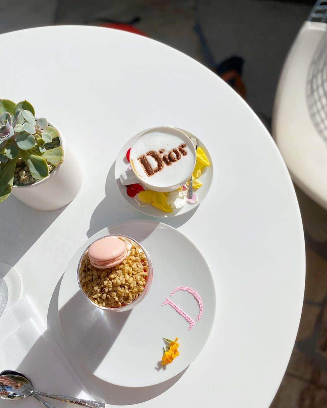 石井里奈さんのインスタグラム写真 - (石井里奈Instagram)「こんにちは❣️ . アラモアナセンターに行ったら、絶対行きたかったところ💕 Dior Cafe@alamoana❤️ . 最近日本でも流行りのDiorCafe☕️ ハワイのDiorCafeはかき氷とかパフェが食べれるんだけど、私はパフェをオーダー🥺💕 . 見た目がとにかく可愛くて可愛くて💕 可愛いものが好きな女の子はテンションあがること間違いなし🙆‍♀️✨ . アラモアナでお買い物して沢山歩いたあとに一休みするのに最適です👌 . 今回はハワイのおすすめスポットを巡るお仕事なので、私のインスタでも沢山紹介する予定です🤗✨ お楽しみに❣️ . #diorcafe #dior #hawaii #alamoanacenter #alamoana #アラモアナ #ハワイ旅 #ハワイ旅行 #ディオール #ディオールカフェ #ハワイ好き #ハワイグルメ #りなまるグルメ #パフェ #parfait #スイーツ #スイーツ女子 #hawaiistagram #hawaiilife #hawaiitrip #honolulu #cafestagram #blackfriday #shopping #カフェ #おしゃカフェ #可愛い #cute #インスタ映えスイーツ #インスタ映えスポット」12月1日 12時09分 - ri7tin1025
