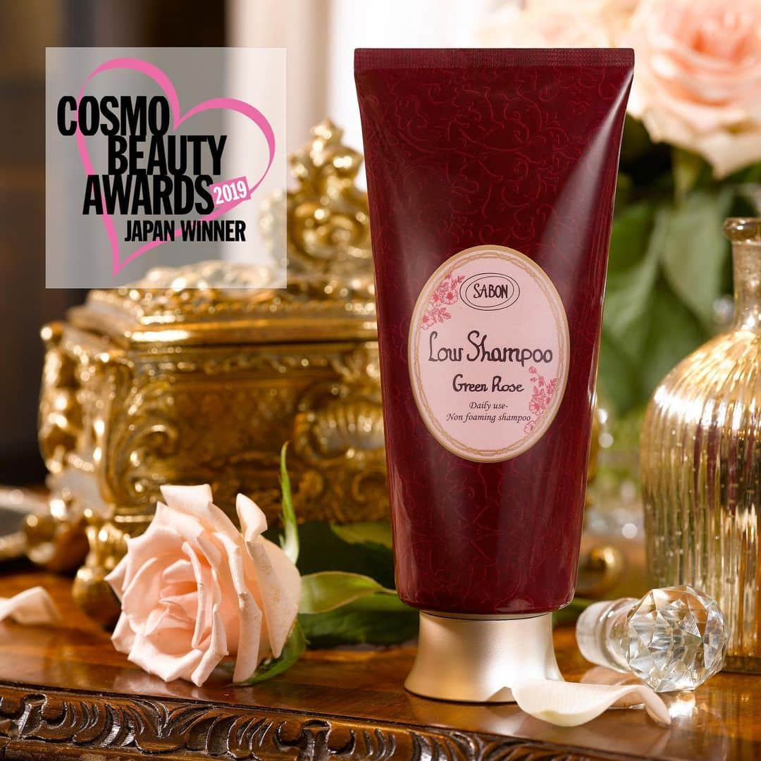 SABON Japanさんのインスタグラム写真 - (SABON JapanInstagram)「【ビューティアワード受賞！】﻿ COSMOPOLITAN ASIAN Beauty Awardにて、﻿ 『ローシャンプー』がJapan Winners部門 Flawless hair賞を受賞しました！﻿ ﻿ 頭皮の潤いを守りながら、しっとりと髪を洗い上げるローシャンプー。﻿ 繊細な髪を守りながらしっとりと髪を洗い上げる、泡立ちを抑えた新処方*。﻿ 古代より伝わる3種のボタニカルオイルを配合した贅沢なクリームが、乾燥などによる髪のダメージを修復します。﻿ ノンシリコンのため軽やかな仕上がりで、髪の1本1本の芯まで保湿成分が浸透。﻿ コンディショナーを使わなくても、すべるようにさらさらな髪へ導きます。﻿ *SABON内﻿ ﻿ この機会にぜひ、新感覚のクリームシャンプーをお試しください。﻿ ﻿ ﻿ #ベストコスメ#ベスコス#ベストコスメ2019﻿ ﻿ #sabon#haircare#shampoo#greenrose#cosmopolitan#サボン#ヘアケア#ローシャンプー#新感覚#シャンプー#ボタニカルオイル#オイル美容#ダメージケア#グリーンローズ#クリームシャンプー#しっとり#さらさら#ノンシリコン#ローズ#髪#ツヤ髪#美髪#スカルプケア#頭皮ケア#コスモポリタン#ビューティーアワード﻿」12月1日 12時12分 - sabon_japan