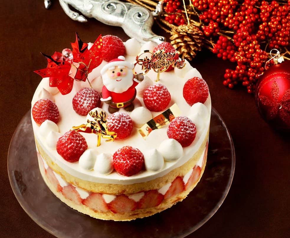 クリオロさんのインスタグラム写真 - (クリオロInstagram)「@criollo2016  悩ませちゃってゴメンナサイ！ . 今年のクリスマスケーキも バリエーション豊富に ご用意しております！ . やっぱりクリスマスは ショートケーキ？ . いやいや 今年はクリスマスカラーを ケーキでも楽しんじゃう！ ショコラ・ピスターシュ . 華やかに食卓を彩る あまずっぱ～い ベリーづくしのケーキ フレーズ・ルージュ . などなど。 . ど･れ･に･し･よ･う･か･な . クリスマスまでの お悩み期間も ぜひお楽しみください♪ . ■クリオロ本店、中目黒店 12月21日(土)～25日(水) 店頭にて販売しております！ . ※ご予約は承っておりません。 当日販売のみですので あらかじめご了承くださいませ。 . ■神戸クリオロ・カフェ 12月21日(土)～25日(水)お渡し ご予約も承っております。 ※一部、ラインナップ 飾りが異なります。 . ■ネットショップ 12月5日(木)～発送開始！ 詳しくは「クリオロ クリスマス」 で、検索！ ※一部、ラインナップ 飾りが異なります。  #criollo #クリオロ #小竹向原 #板橋 #中目黒 #東京 #神戸 #三宮 #クリスマス #xmas #christmas #noel #ケーキ #cake #パティシエカメラ部 #食べスタグラム #スイーツスタグラム」12月1日 12時19分 - criollo2016