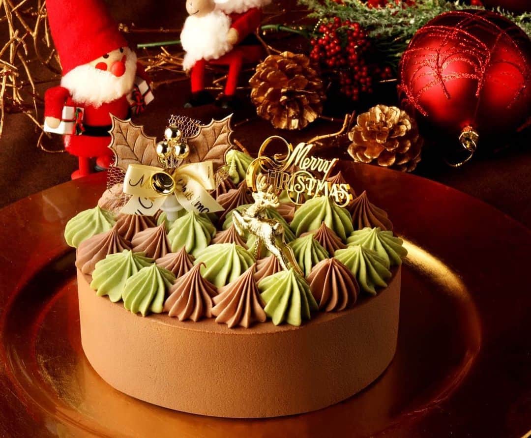 クリオロさんのインスタグラム写真 - (クリオロInstagram)「@criollo2016  悩ませちゃってゴメンナサイ！ . 今年のクリスマスケーキも バリエーション豊富に ご用意しております！ . やっぱりクリスマスは ショートケーキ？ . いやいや 今年はクリスマスカラーを ケーキでも楽しんじゃう！ ショコラ・ピスターシュ . 華やかに食卓を彩る あまずっぱ～い ベリーづくしのケーキ フレーズ・ルージュ . などなど。 . ど･れ･に･し･よ･う･か･な . クリスマスまでの お悩み期間も ぜひお楽しみください♪ . ■クリオロ本店、中目黒店 12月21日(土)～25日(水) 店頭にて販売しております！ . ※ご予約は承っておりません。 当日販売のみですので あらかじめご了承くださいませ。 . ■神戸クリオロ・カフェ 12月21日(土)～25日(水)お渡し ご予約も承っております。 ※一部、ラインナップ 飾りが異なります。 . ■ネットショップ 12月5日(木)～発送開始！ 詳しくは「クリオロ クリスマス」 で、検索！ ※一部、ラインナップ 飾りが異なります。  #criollo #クリオロ #小竹向原 #板橋 #中目黒 #東京 #神戸 #三宮 #クリスマス #xmas #christmas #noel #ケーキ #cake #パティシエカメラ部 #食べスタグラム #スイーツスタグラム」12月1日 12時19分 - criollo2016