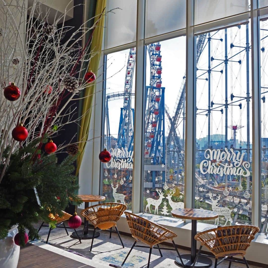 スパ ラクーア公式のインスタグラム：「. ／ Spa LaQua Christmas🎄✨ ＼ . 12/1(日)〜25(水)の期間限定で、スパ ラクーア館内に華やかなクリスマスデコレーションが登場✨ . 今年は、7F“ランデブーデッキ”にイルミネーションが新登場🆕 東京ドームシティーの夜景に《Spa LaQua》の文字が綺麗に輝きます🌟 また、ランデブーデッキのイルミネーションを写真に撮り #スパラクーアクリスマス をつけてSNSに投稿していただいた方にはスパ ラクーアペアご招待券が当たるチャンスが🎊 . 詳しくは公式HPをご覧ください🙇‍♀️ https://www.laqua.jp/spa/ . 外は寒いですが、スパ ラクーアでは温泉や低温サウナでからだを温めながらクリスマス気分を味わうことができます🎄 皆様のお越しを心よりお待ちしております♪ . #スパラクーア #スパ #ラクーア #日帰り温泉 #温泉 #サウナ #岩盤浴 #リラックス #クリスマス #スパラクーアクリスマス」