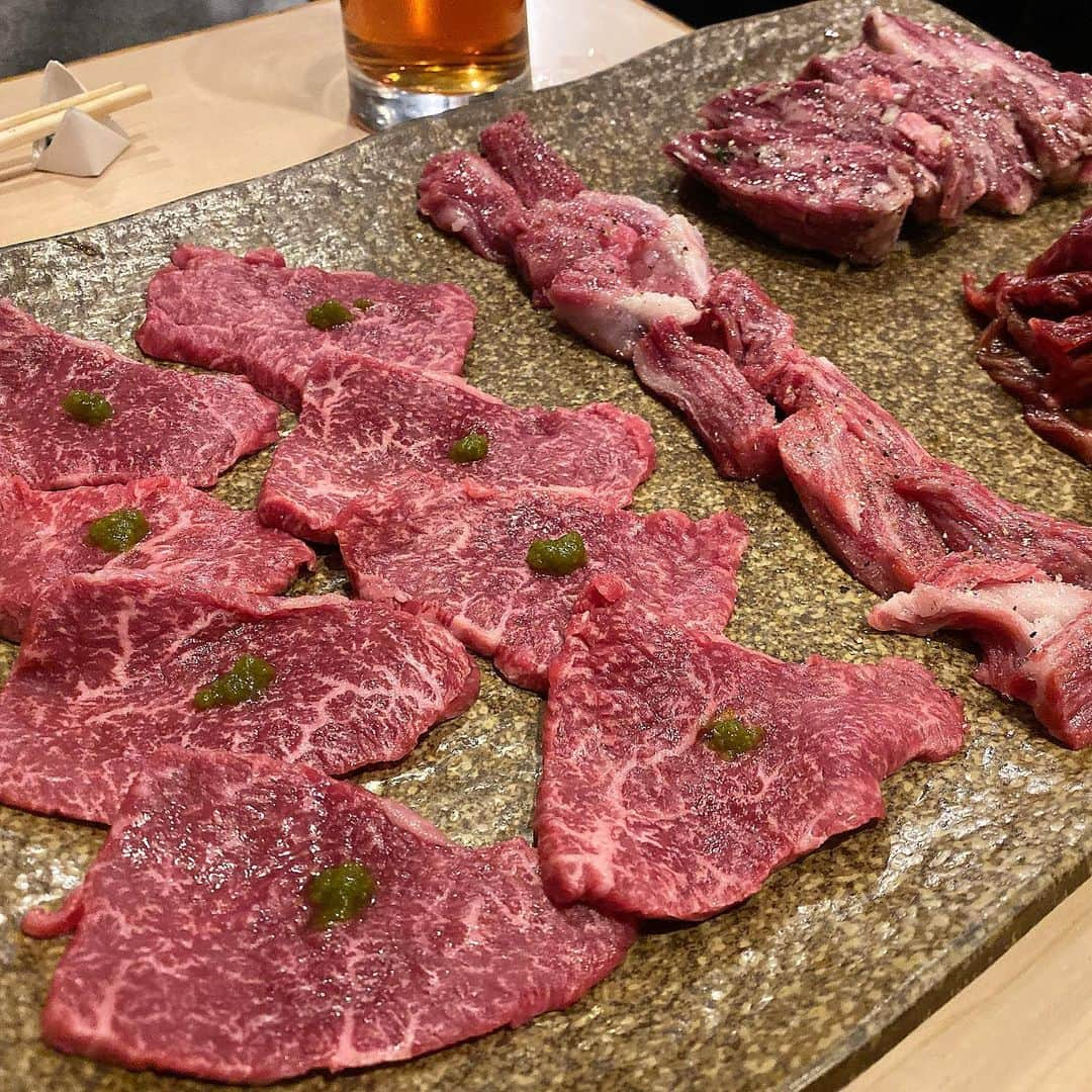 Mika Jimboさんのインスタグラム写真 - (Mika JimboInstagram)「昨日は急遽焼肉会に誘ってもらって仕事後に出動🔥. .  #焼肉ゆうじ にはじめて行けた🥺❤️. . . ホルモン好きだし、最高すぎて終始うま〜うま〜🐴と言ってた😭❤️. ほんとこんなに臭みのないホルモンすごいね〜💯 . . タンは少し胡椒が強すぎたけど、新しいカットで新鮮味強め！！胡椒弱目でもう一度食べたい☺️. . . 炭焼きだから火の温度が一定じゃないから焼くの難しかったけど、上手に焼けたと褒めてもらえてうれしみ🙋🏽‍♀️最近焼肉焼く係だから上達してる模様🤔❤️. . . とにかくお肉大好きです❤️❤️❤️大事に残さずぜーんぶ食べます❤️. . @makikokawamura_ さんfamily、 @stylist_fukami ちゃん、誘ってくれてありがとう❤️❤️ご馳走さまでした🙇‍♀️❤️. . . #焼肉ババア#焼肉ババア大興奮#yakiniku#ニック#それはもう外人#渋谷#焼肉#食べログ#予約の取れない店#loveandbeef#肉しか信じない#ホルモン#東京ホルモン#渋谷ゆうじ#ゆうじ」12月1日 12時34分 - mikajimbox