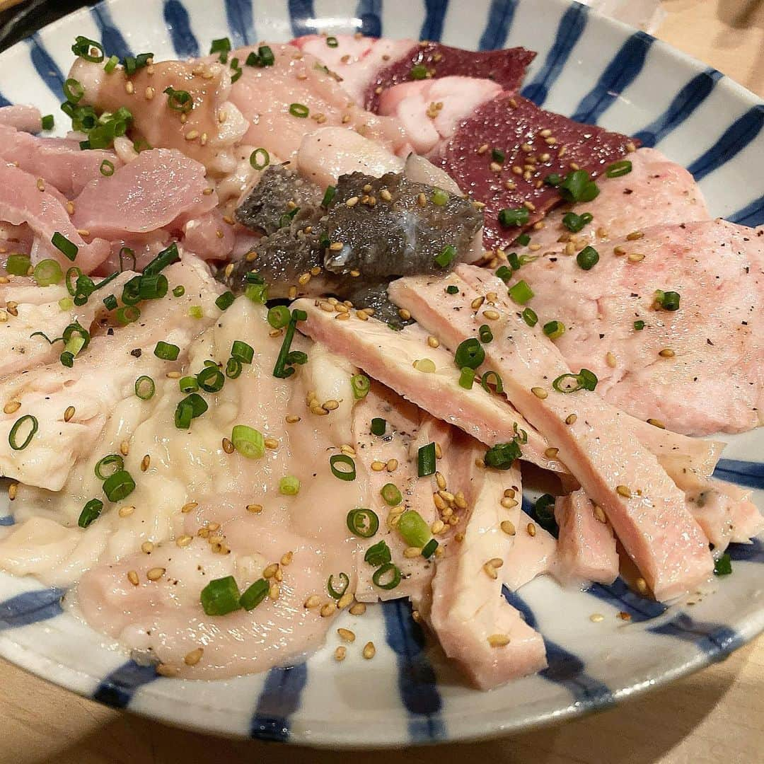 Mika Jimboさんのインスタグラム写真 - (Mika JimboInstagram)「昨日は急遽焼肉会に誘ってもらって仕事後に出動🔥. .  #焼肉ゆうじ にはじめて行けた🥺❤️. . . ホルモン好きだし、最高すぎて終始うま〜うま〜🐴と言ってた😭❤️. ほんとこんなに臭みのないホルモンすごいね〜💯 . . タンは少し胡椒が強すぎたけど、新しいカットで新鮮味強め！！胡椒弱目でもう一度食べたい☺️. . . 炭焼きだから火の温度が一定じゃないから焼くの難しかったけど、上手に焼けたと褒めてもらえてうれしみ🙋🏽‍♀️最近焼肉焼く係だから上達してる模様🤔❤️. . . とにかくお肉大好きです❤️❤️❤️大事に残さずぜーんぶ食べます❤️. . @makikokawamura_ さんfamily、 @stylist_fukami ちゃん、誘ってくれてありがとう❤️❤️ご馳走さまでした🙇‍♀️❤️. . . #焼肉ババア#焼肉ババア大興奮#yakiniku#ニック#それはもう外人#渋谷#焼肉#食べログ#予約の取れない店#loveandbeef#肉しか信じない#ホルモン#東京ホルモン#渋谷ゆうじ#ゆうじ」12月1日 12時34分 - mikajimbox