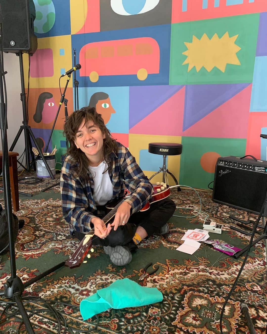 コートニー・バーネットのインスタグラム：「Doing a lil solo set at the @milkrecords pop-up store today 3pm 💛💛💛」