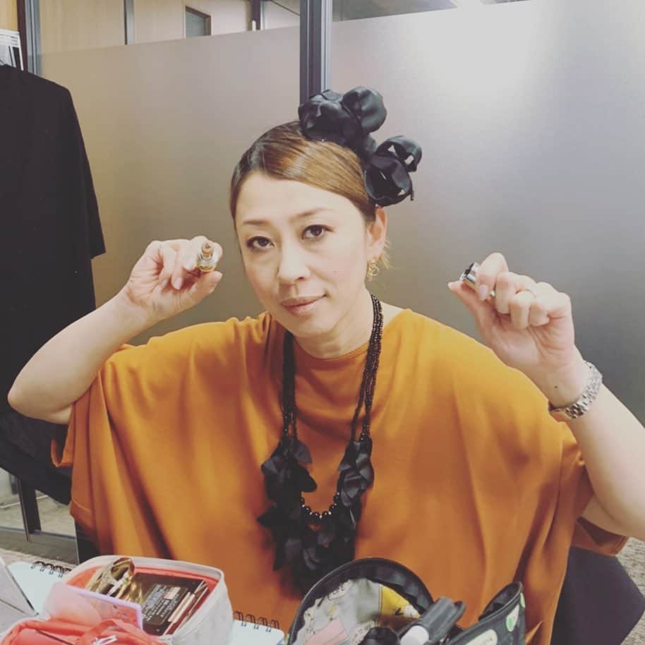 ミズノマリさんのインスタグラム写真 - (ミズノマリInstagram)「本日、12月1日、22時よりJ-WAVEにて✨先日行われた虎ノ門ヒルズMUSIC BARのライブ&インタビューの模様が放送されます♪是非聴いてみてくださいね！ライブ前、口紅を塗るぞー！のポーズ💄  #顔が怖い #口紅 は#yvessaintlaurent  #jwave #musicbar #parismatch #ミズノマリ #杉山洋介 #樋口直彦」12月1日 12時30分 - mari_mizuno