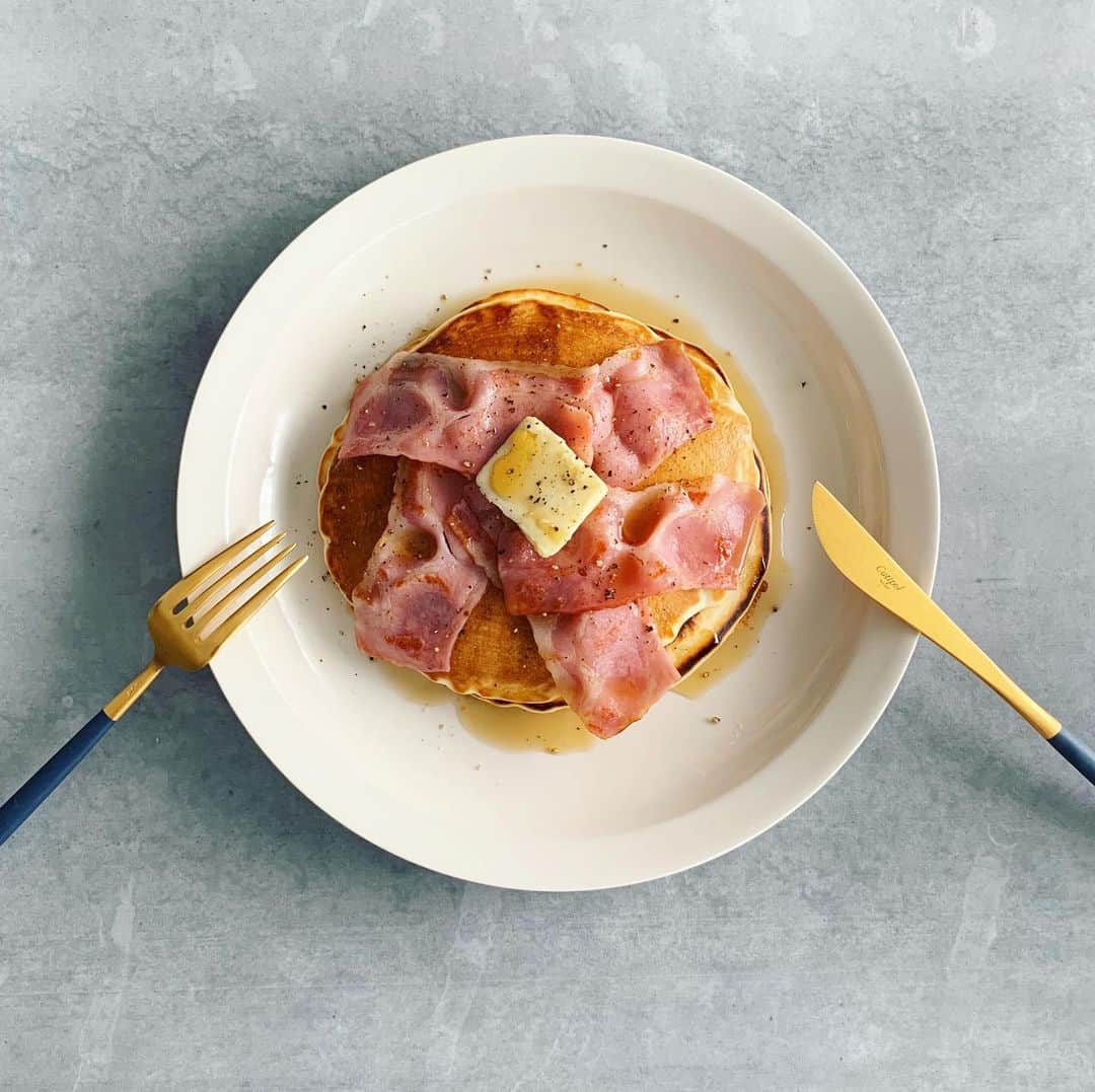 信近エリのインスタグラム：「.﻿ 甘い&塩っぱい﻿ がやりたい時のホットケーキは﻿ ﻿ もっちり系に仕上げたほうが全体のバランスがいい。﻿ 美味しいバターがあれば もっといい。﻿ 仕上げに挽きたての胡椒をかけると 最高にいい。﻿ ﻿ わたしの粉配分をBlogに載せてます﻿ ﻿ Link in Bio🔗﻿ ﻿ #あまいしょっぱい﻿ #イイホシユミコ﻿ #クチポール﻿ #cutipol #ボルディエ #ボルディエバター #bordier #bordierbutter」