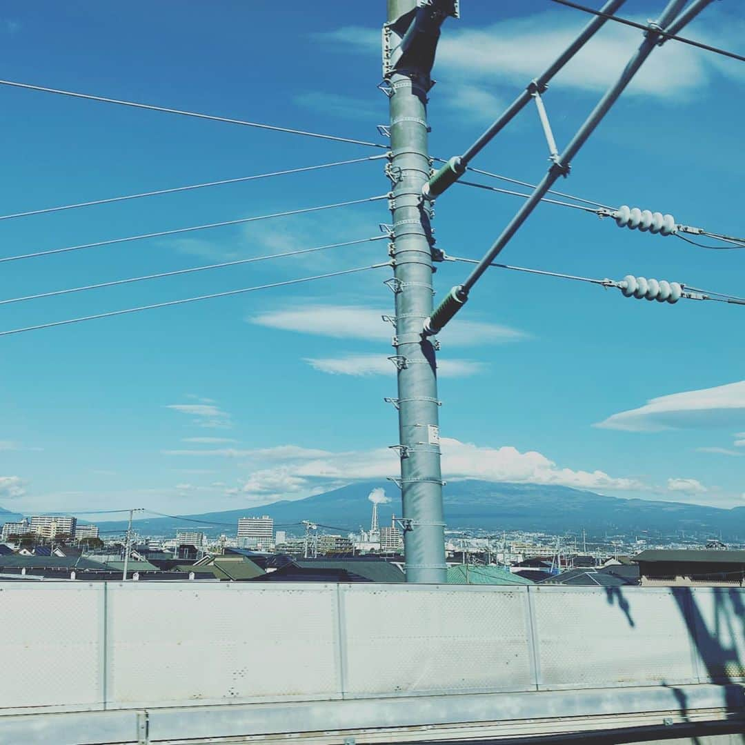 貴水博之さんのインスタグラム写真 - (貴水博之Instagram)「あ！おう！ナヌっ！あ、はいっ！おお？オオオオオオオオオオオオオオオオオオオオッ😉🎉🎉🎉🎉🎉🎉🎉🎉🎉🎉🎉🎉 #access #syncparade #tour #新幹線 #富士山 #きっちり拝めるまであるある #日本晴れ #イエイ #mt #fuji #shinkansen #japan」12月1日 12時39分 - takamihiroyuki_hiroyukitakami