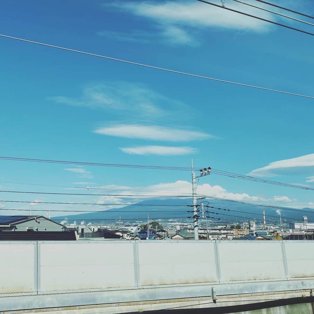 貴水博之さんのインスタグラム写真 - (貴水博之Instagram)「あ！おう！ナヌっ！あ、はいっ！おお？オオオオオオオオオオオオオオオオオオオオッ😉🎉🎉🎉🎉🎉🎉🎉🎉🎉🎉🎉🎉 #access #syncparade #tour #新幹線 #富士山 #きっちり拝めるまであるある #日本晴れ #イエイ #mt #fuji #shinkansen #japan」12月1日 12時39分 - takamihiroyuki_hiroyukitakami
