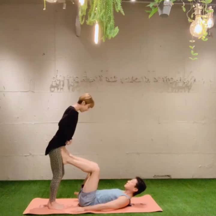 y1735kのインスタグラム：「@the_b_vegan  のレッスン後 初のアクロヨガをサポートして頂きました。 ・ あたふたする私と土台サポート役をかってくださった @chimo_style  さん。 ありがとうございました。 ・ 1人で動く際も 2人で行う際も土台になる部分って大切。 ・ 強く安定し、頼れる土台や下半身があるからこそ 上に乗る側や上半身はしなやかな動きが可能になるんだなと。  にしても 身を委ね過ぎで笑。膝も全然伸びてないや、、あたふたする私、時間があればご覧ください😳」