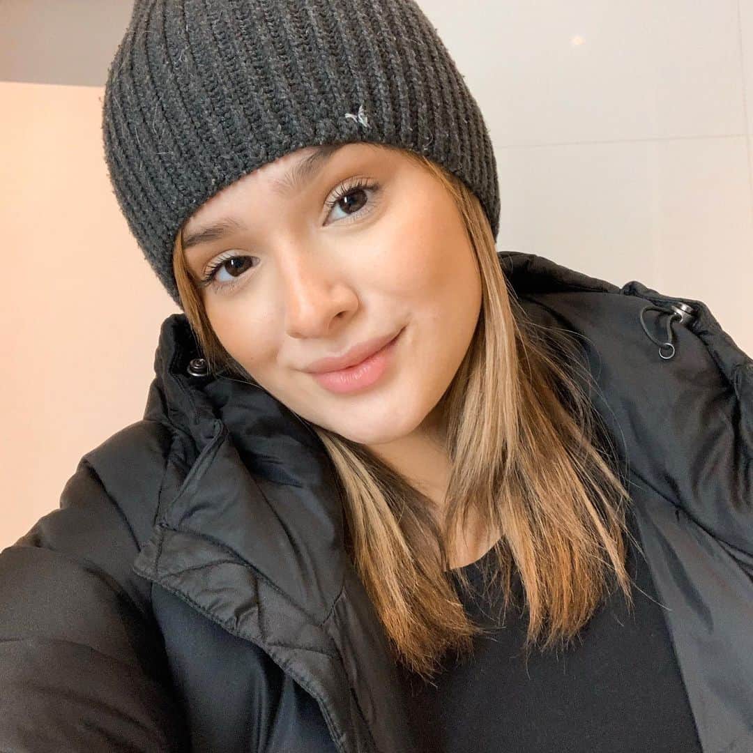 チャチー・ゴンザレスのインスタグラム：「Just popping in to say MOM LIFE HAS BEEN A DREAM. I’m only 5 days in and I’m obsessed with baby hiccups after she gets milk wasted, tiny cries and even her tiny poopy booty. I am so freaking happy. My little girl is such a blessing. ❤️😭」