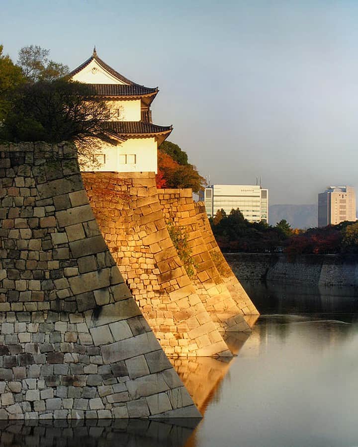 Lonely Planetのインスタグラム：「'#Osaka Castle has a long history of being destroyed and rebuilt since the 1500s, yet it surprisingly survived the WWII air raids, which decimated much of the city. The 15-acre castle grounds peel back in layers; gardens, moat, rampart, more gardens, moat, rampart, courtyard, and finally the castle set upon its own pedestal in the middle.' – @wheresshelly -- Tap our link in bio for more info on visiting #Japan during blossom season!」