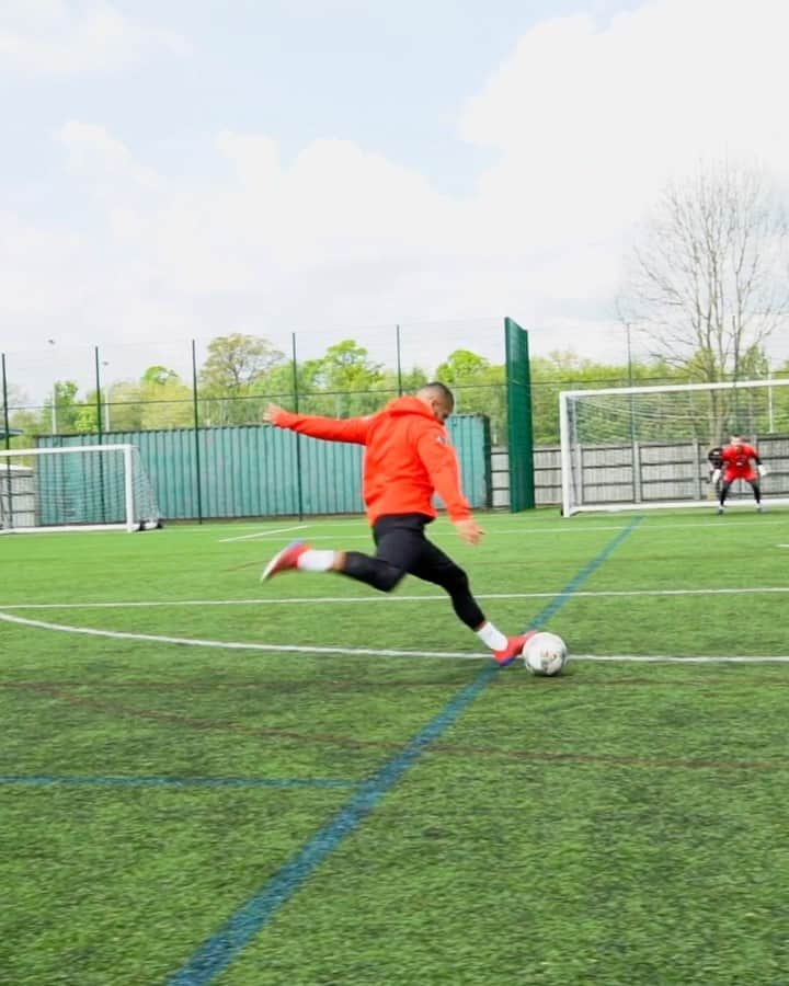 F2Freestylersのインスタグラム：「DID IT GO IN? 👀 YES! ✅ or NO! ❌ COMMENT BELOW! 💬」