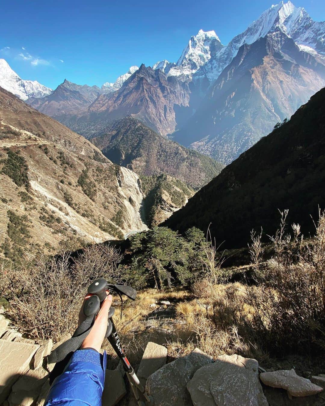 アンナ・アンドレスさんのインスタグラム写真 - (アンナ・アンドレスInstagram)「God bless Himalayas!🌄Pictures and videos can’t convey the atmosphere and real spirit! So happy I made decision to make this not easy adventure, it’s 100% worth it  #TheHimalayas #Everest #trekkinginhimalayas #annaandres #Nepal #everestbasecamptrek」12月1日 3時48分 - ann.andres