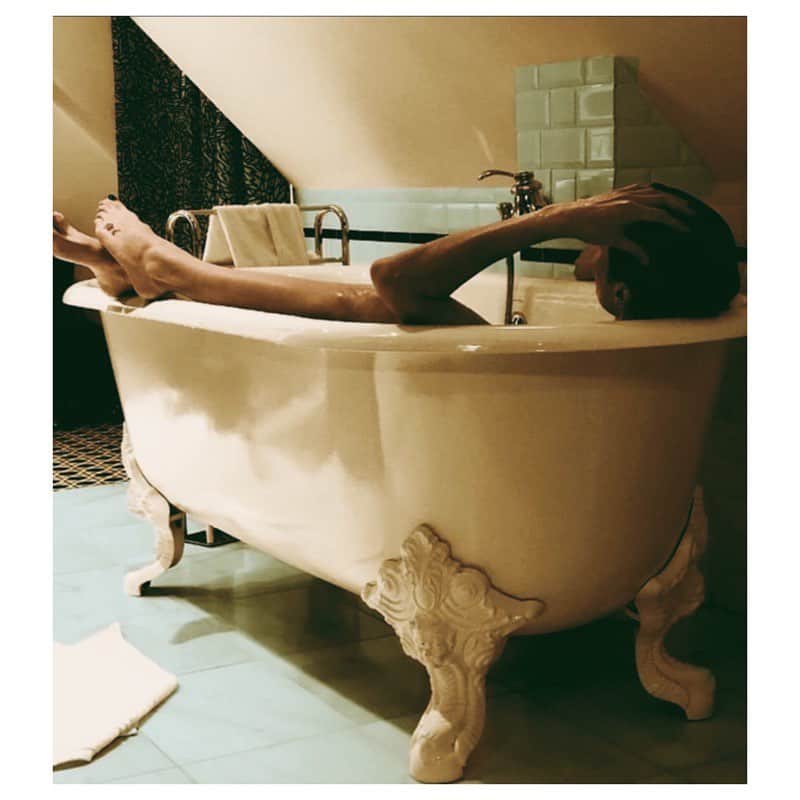 ローラ・ヴァンダーヴォートさんのインスタグラム写真 - (ローラ・ヴァンダーヴォートInstagram)「“A Wounded Deer - Leaps Highest” By Emily Dickinson . . . . . . . . . . . #mending #bath #warmth #paris #lauravandervoort #bubbles #relax #water」12月1日 3時55分 - lauravandervoort