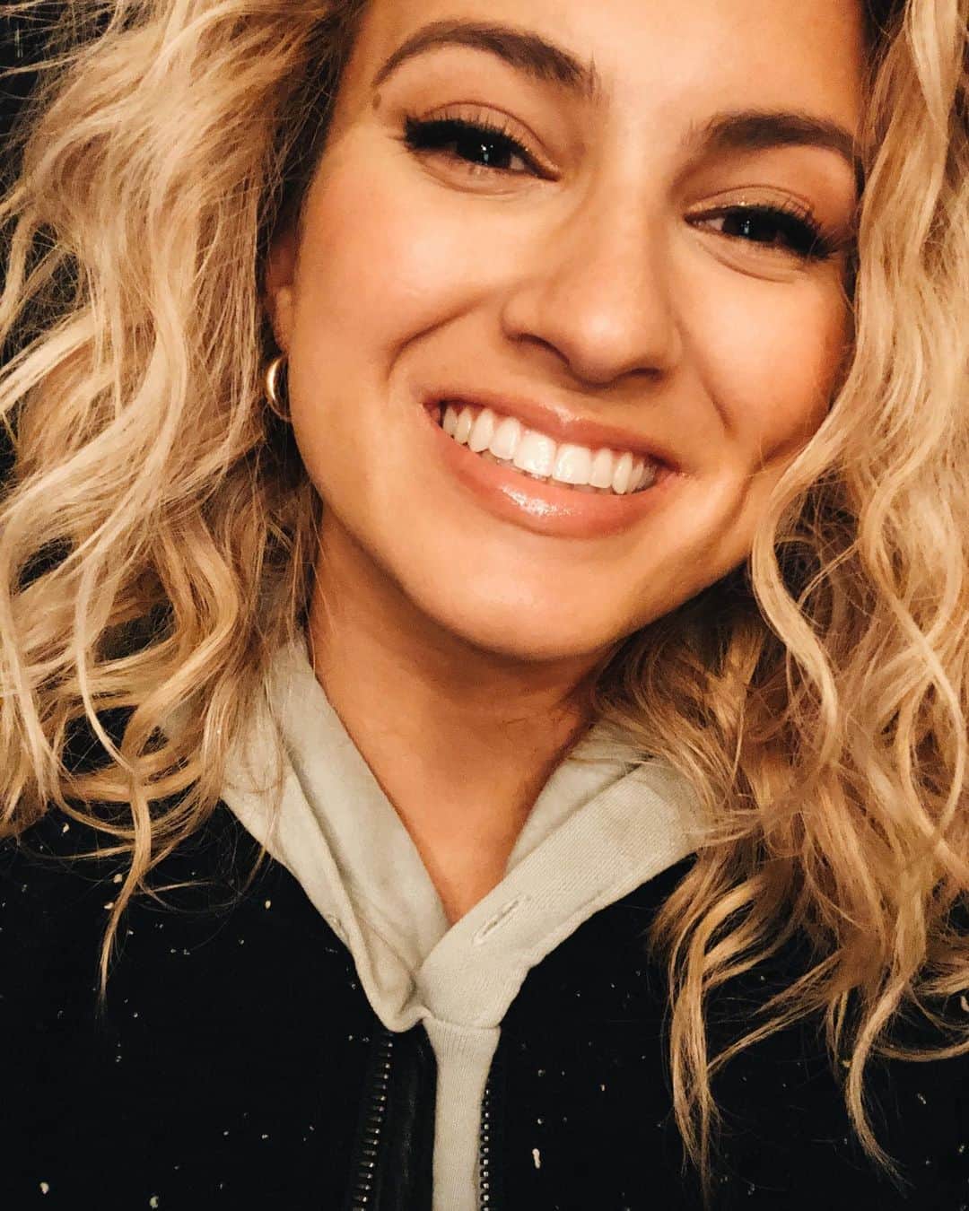 トーライ・ケリーのインスタグラム：「meant to post something on thanksgiving with some kind of thanksgiving-y caption but i forgot to post it because i was surrounded by family & friends & wasn’t on my phone.🦃 it was great. so here’s a basic selfie i found that accurately describes my feels because i think i have a lot to be thankful for.✨ hope you all had a beautiful thanksgiving!」