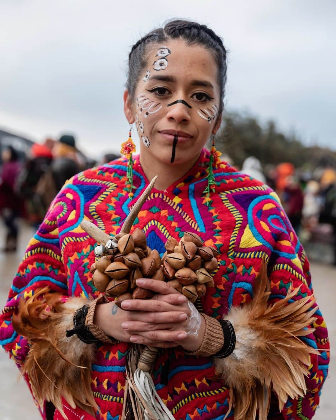 Vogue Beautyさんのインスタグラム写真 - (Vogue BeautyInstagram)「Merisa Marrero, an attendee at this year's #Unthanksgiving Indigenous Peoples Sunrise Ceremony. The event, held 50 years after the 1969 Occupation of Alcatraz, remembers the birthplace of the modern Native American rights movement and honors protest, both past and present. Tap the link in our bio to see more. Photographed by @janet_delaney」12月1日 4時00分 - voguebeauty