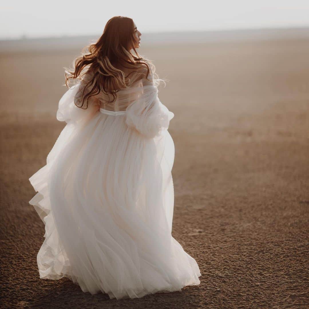 Galia Lahavさんのインスタグラム写真 - (Galia LahavInstagram)「Like royalty | Be an enchanted princess in our #Bellina gown, perfect for your own fairytale. #GLCouture @christiwedding 📷 @ramazanguseinov」12月1日 4時04分 - galialahav