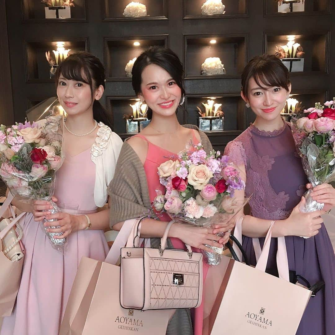 下田奈奈さんのインスタグラム写真 - (下田奈奈Instagram)「*﻿ 先日るびび(@katorubi )の結婚式に、エレナちゃん(@erena1030 )ほーちゃん(@honachan0529 )と3人で参列してきました👰💐﻿ ﻿ るびびは、小中高生の頃同じ事務所でラブベリーも一緒に出てて、LAにピクサーの取材＆表紙ロケで二人で一緒に行ったこともあったな✈️ ﻿﻿ お互いの実家に泊まったこともある位﻿ 昔からずっとお世話になっているお友達です☺️ ﻿ るびびはこんなに美人なのに 中身はめちゃ面白くて﻿ それでいてめちゃしっかりしていて﻿ 友達思いの優しい本当に素敵なお姉さんです💕﻿ ﻿ 一緒にお仕事していた時は本当にるびびに﻿ いつもいつも支えてもらってました🍀  お互い事務所を辞めた後も、私が何かに挑戦する度にいつも心から応援してくれたり喜んでくれたり、サポートしてくれたり本当に感謝の気持ちでいっぱい😢❤️ ﻿ そんなるびびが大人になって結婚‥👰💐 すごいなぁ〜嬉しいなぁ〜💕 ﻿ ドレス姿は言うまでもなく美しかった🥺🌹 結婚式でもいつも通りのテンションのるびびで﻿ 明るくてHappyな結婚式と披露宴でした💒﻿🎈 ﻿ るびびが大好きなピンク色に包まれた会場も﻿ 本当に可愛くて素敵でした🌹﻿ ﻿ るびび招待してくれてありがとう〜☺️﻿ これからもよろしくね❤️﻿ ﻿ ﻿ ﻿#結婚式 #披露宴 #wedding #happywedding #リアルプリンセス #世界一可愛い花嫁 #青山迎賓館 #バルーンウェディング #ラブベリー #ラブベリーナ #レプロ」12月1日 4時15分 - shimodanana