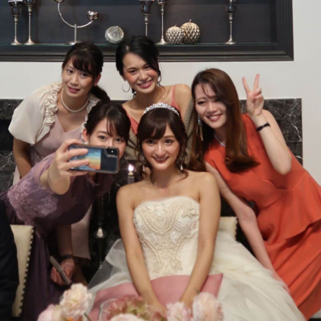 下田奈奈さんのインスタグラム写真 - (下田奈奈Instagram)「*﻿ 先日るびび(@katorubi )の結婚式に、エレナちゃん(@erena1030 )ほーちゃん(@honachan0529 )と3人で参列してきました👰💐﻿ ﻿ るびびは、小中高生の頃同じ事務所でラブベリーも一緒に出てて、LAにピクサーの取材＆表紙ロケで二人で一緒に行ったこともあったな✈️ ﻿﻿ お互いの実家に泊まったこともある位﻿ 昔からずっとお世話になっているお友達です☺️ ﻿ るびびはこんなに美人なのに 中身はめちゃ面白くて﻿ それでいてめちゃしっかりしていて﻿ 友達思いの優しい本当に素敵なお姉さんです💕﻿ ﻿ 一緒にお仕事していた時は本当にるびびに﻿ いつもいつも支えてもらってました🍀  お互い事務所を辞めた後も、私が何かに挑戦する度にいつも心から応援してくれたり喜んでくれたり、サポートしてくれたり本当に感謝の気持ちでいっぱい😢❤️ ﻿ そんなるびびが大人になって結婚‥👰💐 すごいなぁ〜嬉しいなぁ〜💕 ﻿ ドレス姿は言うまでもなく美しかった🥺🌹 結婚式でもいつも通りのテンションのるびびで﻿ 明るくてHappyな結婚式と披露宴でした💒﻿🎈 ﻿ るびびが大好きなピンク色に包まれた会場も﻿ 本当に可愛くて素敵でした🌹﻿ ﻿ るびび招待してくれてありがとう〜☺️﻿ これからもよろしくね❤️﻿ ﻿ ﻿ ﻿#結婚式 #披露宴 #wedding #happywedding #リアルプリンセス #世界一可愛い花嫁 #青山迎賓館 #バルーンウェディング #ラブベリー #ラブベリーナ #レプロ」12月1日 4時15分 - shimodanana