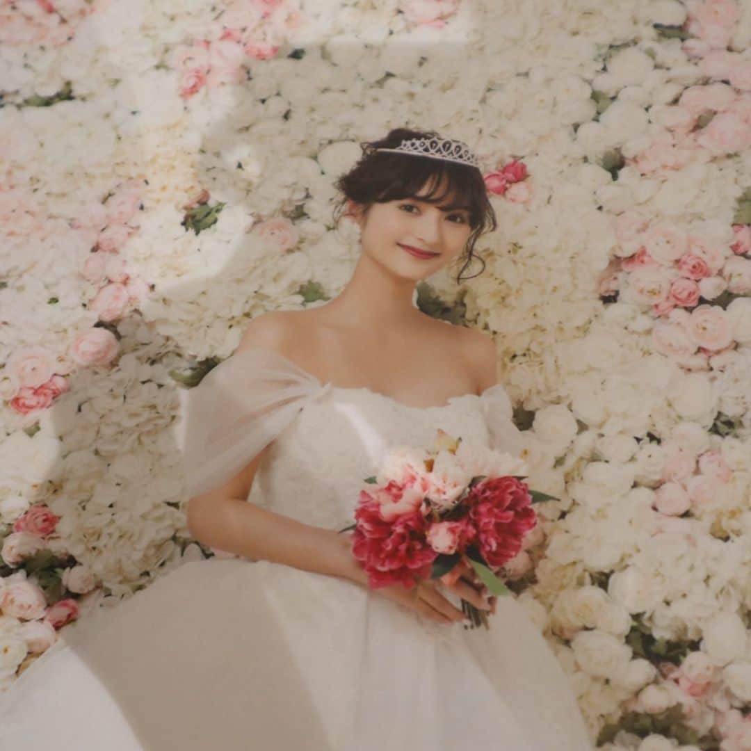 下田奈奈さんのインスタグラム写真 - (下田奈奈Instagram)「*﻿ 先日るびび(@katorubi )の結婚式に、エレナちゃん(@erena1030 )ほーちゃん(@honachan0529 )と3人で参列してきました👰💐﻿ ﻿ るびびは、小中高生の頃同じ事務所でラブベリーも一緒に出てて、LAにピクサーの取材＆表紙ロケで二人で一緒に行ったこともあったな✈️ ﻿﻿ お互いの実家に泊まったこともある位﻿ 昔からずっとお世話になっているお友達です☺️ ﻿ るびびはこんなに美人なのに 中身はめちゃ面白くて﻿ それでいてめちゃしっかりしていて﻿ 友達思いの優しい本当に素敵なお姉さんです💕﻿ ﻿ 一緒にお仕事していた時は本当にるびびに﻿ いつもいつも支えてもらってました🍀  お互い事務所を辞めた後も、私が何かに挑戦する度にいつも心から応援してくれたり喜んでくれたり、サポートしてくれたり本当に感謝の気持ちでいっぱい😢❤️ ﻿ そんなるびびが大人になって結婚‥👰💐 すごいなぁ〜嬉しいなぁ〜💕 ﻿ ドレス姿は言うまでもなく美しかった🥺🌹 結婚式でもいつも通りのテンションのるびびで﻿ 明るくてHappyな結婚式と披露宴でした💒﻿🎈 ﻿ るびびが大好きなピンク色に包まれた会場も﻿ 本当に可愛くて素敵でした🌹﻿ ﻿ るびび招待してくれてありがとう〜☺️﻿ これからもよろしくね❤️﻿ ﻿ ﻿ ﻿#結婚式 #披露宴 #wedding #happywedding #リアルプリンセス #世界一可愛い花嫁 #青山迎賓館 #バルーンウェディング #ラブベリー #ラブベリーナ #レプロ」12月1日 4時15分 - shimodanana