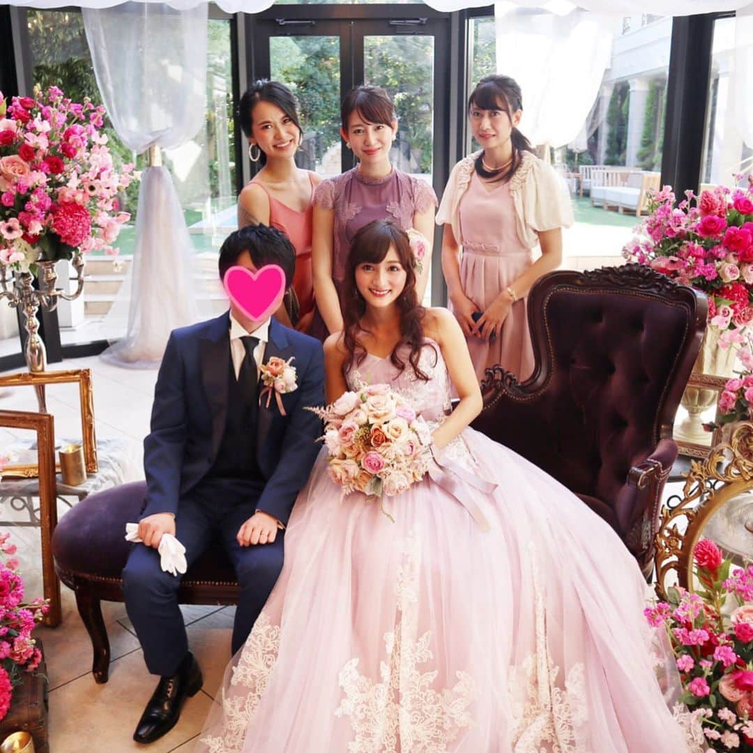 下田奈奈さんのインスタグラム写真 - (下田奈奈Instagram)「*﻿ 先日るびび(@katorubi )の結婚式に、エレナちゃん(@erena1030 )ほーちゃん(@honachan0529 )と3人で参列してきました👰💐﻿ ﻿ るびびは、小中高生の頃同じ事務所でラブベリーも一緒に出てて、LAにピクサーの取材＆表紙ロケで二人で一緒に行ったこともあったな✈️ ﻿﻿ お互いの実家に泊まったこともある位﻿ 昔からずっとお世話になっているお友達です☺️ ﻿ るびびはこんなに美人なのに 中身はめちゃ面白くて﻿ それでいてめちゃしっかりしていて﻿ 友達思いの優しい本当に素敵なお姉さんです💕﻿ ﻿ 一緒にお仕事していた時は本当にるびびに﻿ いつもいつも支えてもらってました🍀  お互い事務所を辞めた後も、私が何かに挑戦する度にいつも心から応援してくれたり喜んでくれたり、サポートしてくれたり本当に感謝の気持ちでいっぱい😢❤️ ﻿ そんなるびびが大人になって結婚‥👰💐 すごいなぁ〜嬉しいなぁ〜💕 ﻿ ドレス姿は言うまでもなく美しかった🥺🌹 結婚式でもいつも通りのテンションのるびびで﻿ 明るくてHappyな結婚式と披露宴でした💒﻿🎈 ﻿ るびびが大好きなピンク色に包まれた会場も﻿ 本当に可愛くて素敵でした🌹﻿ ﻿ るびび招待してくれてありがとう〜☺️﻿ これからもよろしくね❤️﻿ ﻿ ﻿ ﻿#結婚式 #披露宴 #wedding #happywedding #リアルプリンセス #世界一可愛い花嫁 #青山迎賓館 #バルーンウェディング #ラブベリー #ラブベリーナ #レプロ」12月1日 4時15分 - shimodanana