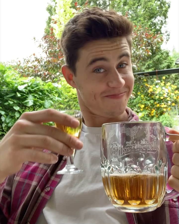 ナッシュ・グリアのインスタグラム：「🍻」