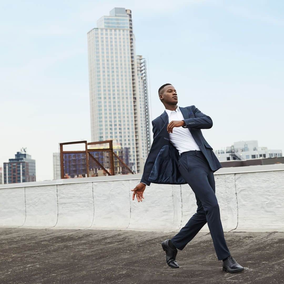 ペリーエリスのインスタグラム：「Our 4-Way stretch suit was made to flex in. Save big on suits with our Black Friday sale.」