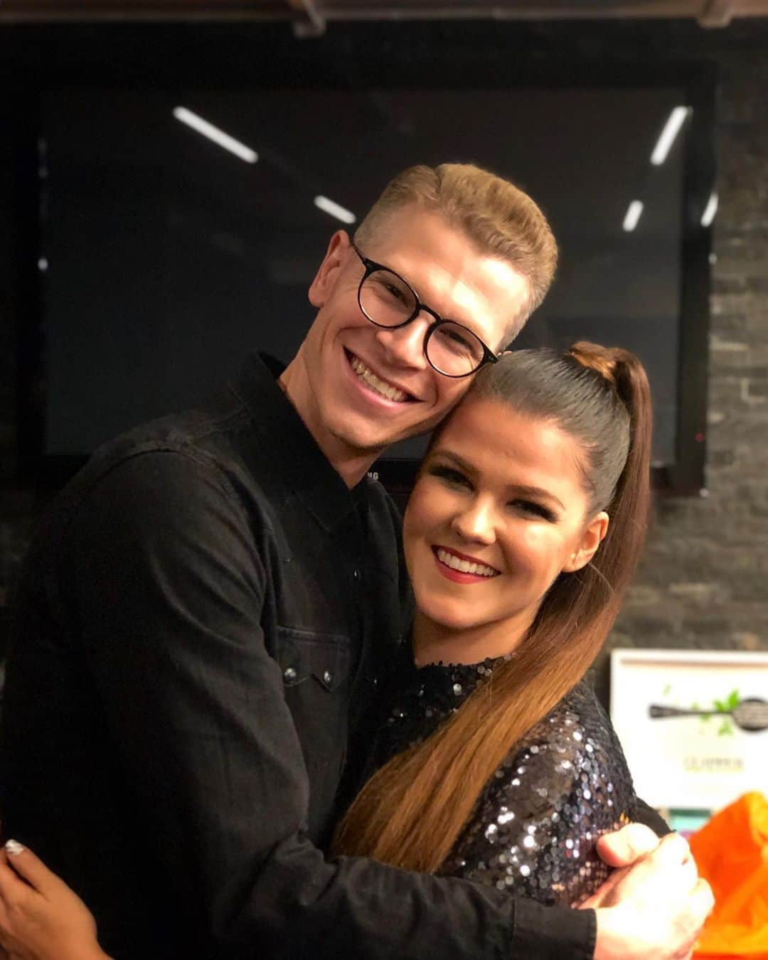 ハミッシュ・ゲイマンさんのインスタグラム写真 - (ハミッシュ・ゲイマンInstagram)「Yay! Reunited with @saaraaalto for one night only 😍 What a brilliant evening watching Saara perform songs from her magical new EP ‘Fairytale’, 💫  I’m so grateful we had time to have a catch up as well, so many happy memories to treasure. I’m count myself a very lucky person to have shared the time we had together during and after @dancingonice... I look forward to the future and the next time my family and Saara’s are reunited. — 📷 @ameliahumfress — #teamnofear #saaraaalto #dancingonice」12月1日 5時00分 - hamishgaman