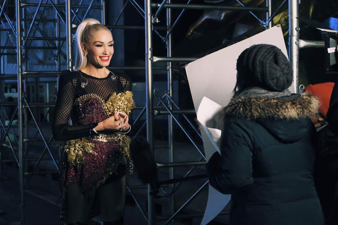 グウェン・ステファニーさんのインスタグラム写真 - (グウェン・ステファニーInstagram)「BTS of #RockCenterXMAS!! Tune in Wednesday on @NBC 🎄 gx #YouMakeItFeelLikeChristmas #besttimeoftheyear」12月1日 5時03分 - gwenstefani