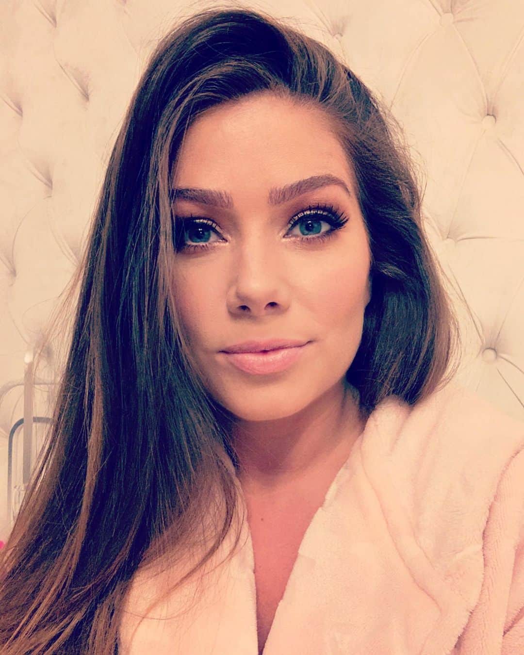 ニッキー・サンダーソンのインスタグラム：「Hair done, makeup done.... now not going out due to the hairy one trapping a nerve 👍🏼 so it’s going to be a dressing gown wearing, couch sitting, film watching, fully made up kinda night  #hellosaturday #saturdaynight #couch #films #takeaway #wine #chill #nightcancelled #selfie #trappednerve #onmylastnerve」