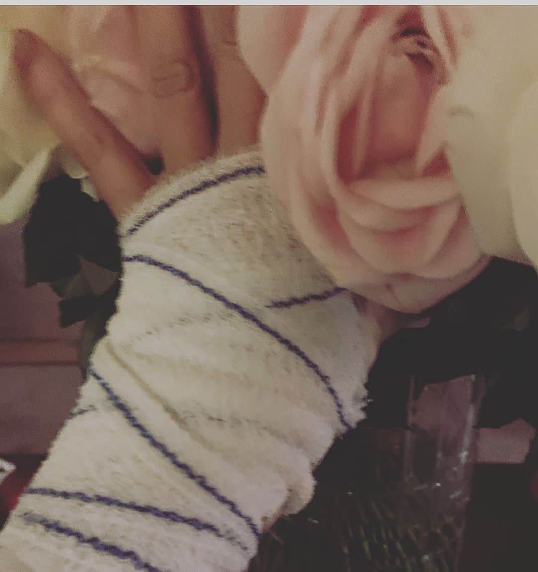 カリーヌ・ロワトフェルドのインスタグラム：「What happened to baby C.🌸!!!! tried to cook🔥🔥🔥」