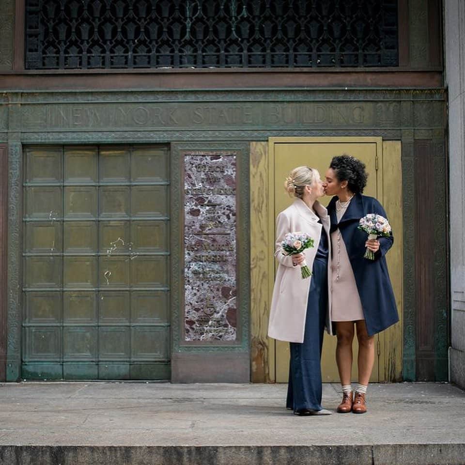 Huffington Postさんのインスタグラム写真 - (Huffington PostInstagram)「These gorgeous photos will convince you to have a courthouse wedding. 💖🏛 While there’s nothing wrong with going big for your big day, many couples opt to keep it more laid-back by marrying at their local courthouse. It’s a financially smart move: These thrifty lovebirds can use the money they would have spent on their wedding for their honeymoon or a down payment on a home. With that in mind, we’re spotlighting 25 couples who got married at the courthouse without sacrificing style or originality. Head to the link in bio to see the rest. // 📸, in order: @arrowoodphotography, @candicemariephoto, @phillipvnweddings, @amyanaizphoto,  @nicolechanphotography & @lovekephoto」12月1日 5時31分 - huffpost