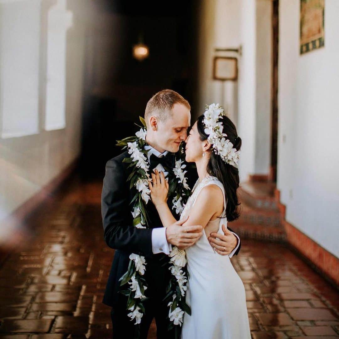 Huffington Postさんのインスタグラム写真 - (Huffington PostInstagram)「These gorgeous photos will convince you to have a courthouse wedding. 💖🏛 While there’s nothing wrong with going big for your big day, many couples opt to keep it more laid-back by marrying at their local courthouse. It’s a financially smart move: These thrifty lovebirds can use the money they would have spent on their wedding for their honeymoon or a down payment on a home. With that in mind, we’re spotlighting 25 couples who got married at the courthouse without sacrificing style or originality. Head to the link in bio to see the rest. // 📸, in order: @arrowoodphotography, @candicemariephoto, @phillipvnweddings, @amyanaizphoto,  @nicolechanphotography & @lovekephoto」12月1日 5時31分 - huffpost