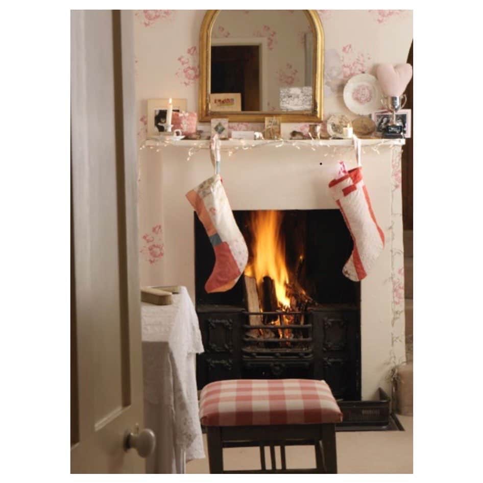 キャベジズ&ローゼズのインスタグラム：「That Christmas Feeling. Tap to shop our Pink Hatley Wallpaper. Available by the roll and printed in England #interiordecor #wallpaper #taptoshop #wallpapers #floralwallpaper #pinkwallpaper #interiordeco #stockingsbythefire #madeinengland🇬🇧 #cabbagesandroses #cabbagesandrosesinteriors @christina_strutt @cabbagesandroses_shop」