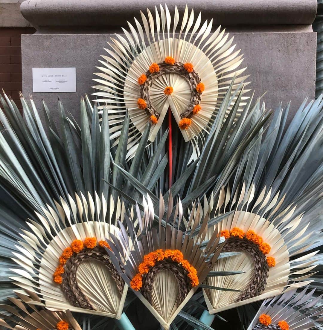 のインスタグラム：「WITH LOVE, FROM BALI 🌿 Follow the flowers to 118 Prince: the holiday market is officially open! Come by our #Soho flagship today from 4-6pm for free piercings, and stay tuned for more to come in Stories.  #JohnHardy #HolidayGifts」