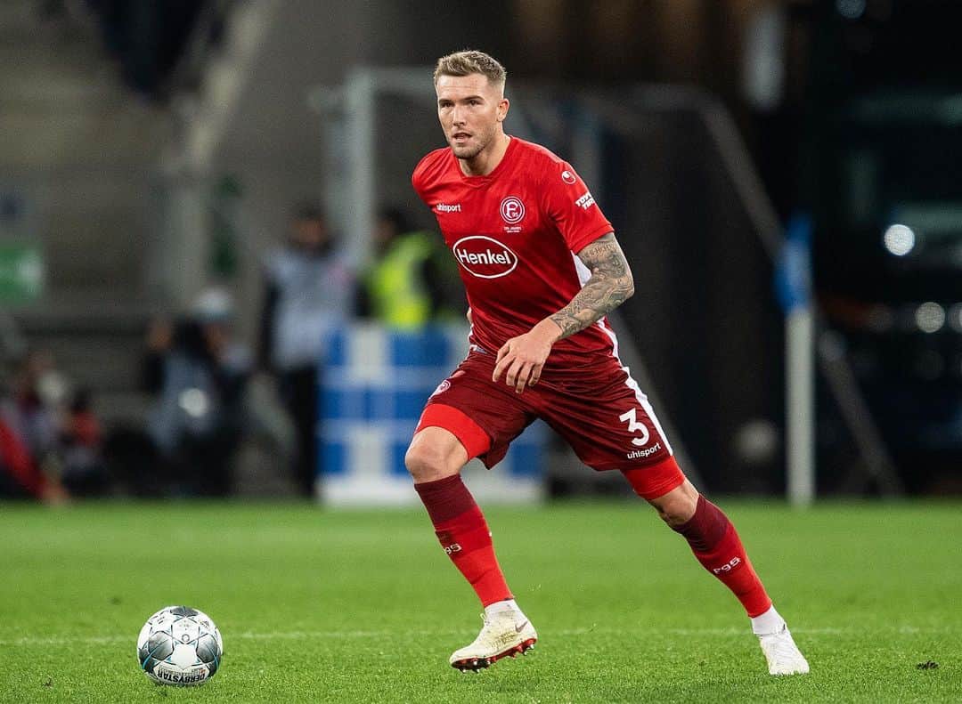 アンドレ・ホフマンのインスタグラム：「..we take the point and continue to work hard! #team ⚪️💪🏼🔴 @f95」