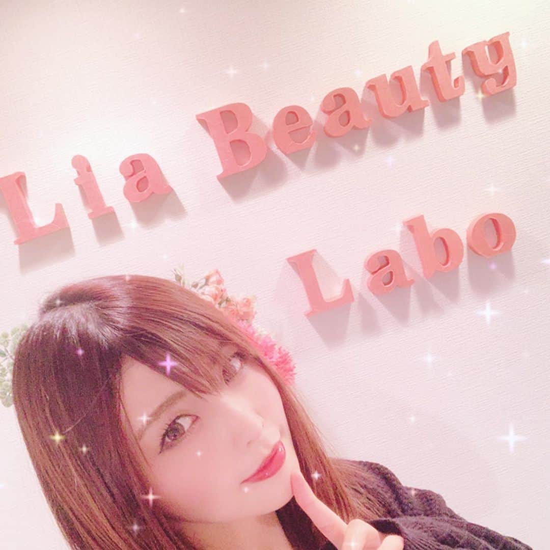 新村あかりのインスタグラム：「@lialabo_99  さんで脱毛していただきました🤗 元々脱毛時の痛みは少なかったのに、回数重ねると、どんどん痛さを感じないようになってきた！  男の人は体毛剃ってる人多いけど、毛がしっかり目に生えてる人だと実は触れ合うときに女子は「いたっ」て思っちゃってる子多いと思うんだよね…  特に胸毛、陰毛！！！ チクチクがハンパない😵  痛そうでこわいって人❗️ 多少痛いのは最初だけだし、どんどんマシになるから是非行ってみて！  つるつるなって女の子に喜ばれるボディになろ〜？💕 新村あかりのインスタ見たよ。で、 コース組んでいただくと30%オフ！ この機会に是非❤️ #脱毛　#痛くない　#プライベートサロン  #美容」