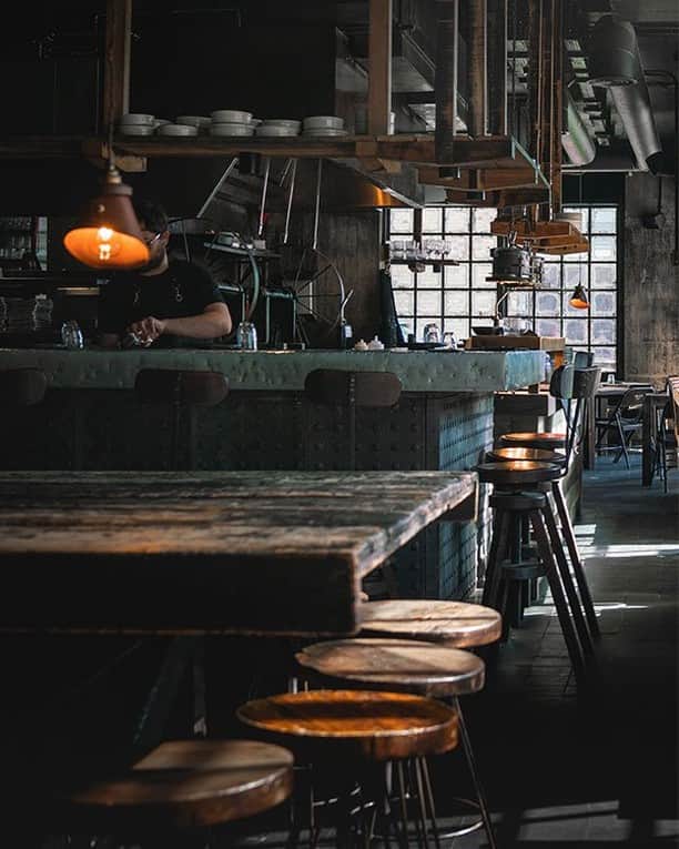MR PORTERのインスタグラム：「Meanwhile in London...we're grabbing an early dinner at #MRPORTERStyleCouncil favourite, @smokestakuk. The best BBQ in the Capital? It very well might be...」